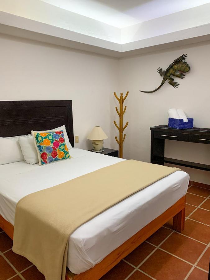 פוארטו ואלארטה La Iguana Vallarta Lgbt Adults Only - Romantic Zone - Party Clubbing Street מראה חיצוני תמונה