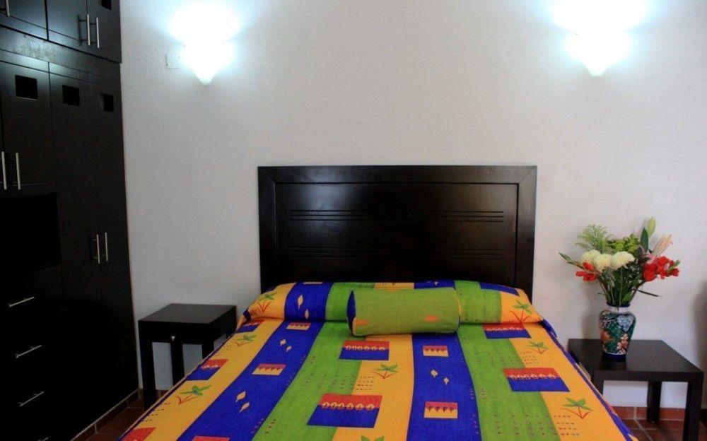 פוארטו ואלארטה La Iguana Vallarta Lgbt Adults Only - Romantic Zone - Party Clubbing Street מראה חיצוני תמונה